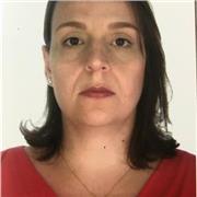 Professora de Direito com experiência prática, 10 especializações e mestrado em Direito em andamento